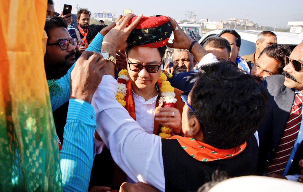 Kiren Rijiju Offers Chadar