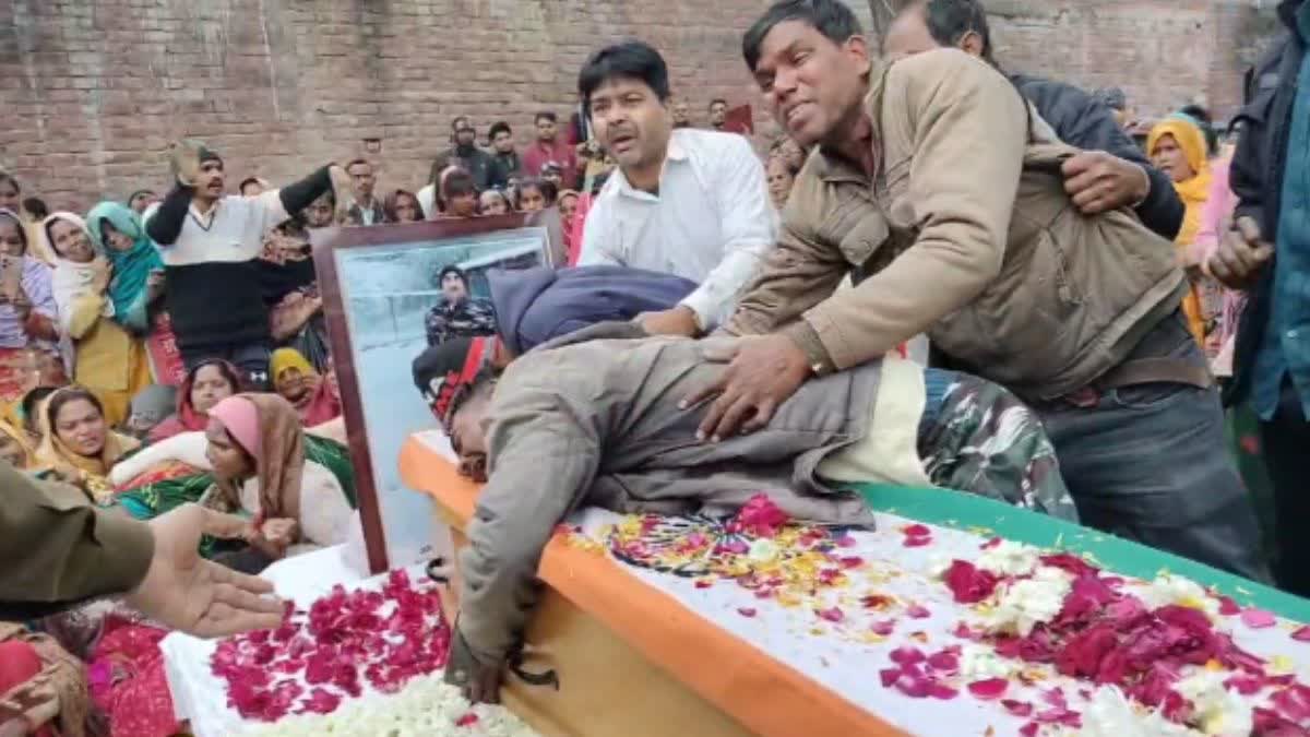 छत्तीसगढ़ में शहीद CRPF जवान गिरीश बाबू का इटावा के पैतृक गांव में अंतिम संस्कार, नम आखों से हुई विदाई