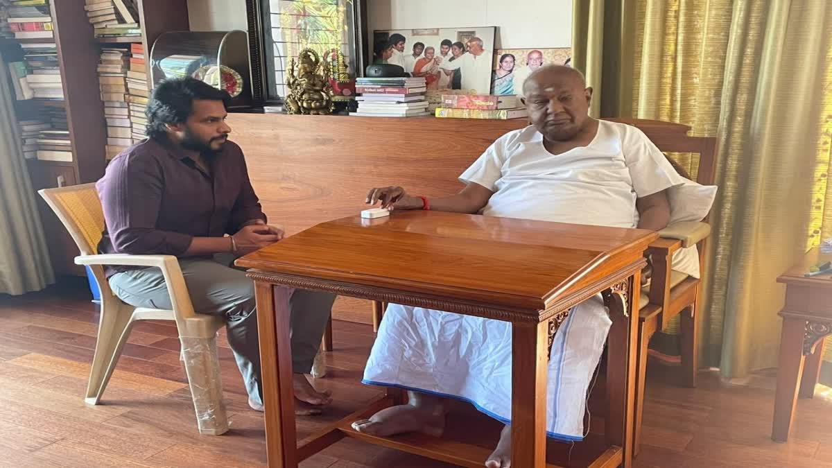 nikhil-kumaraswamy-met-former-prime-minister-h-d-devegowda