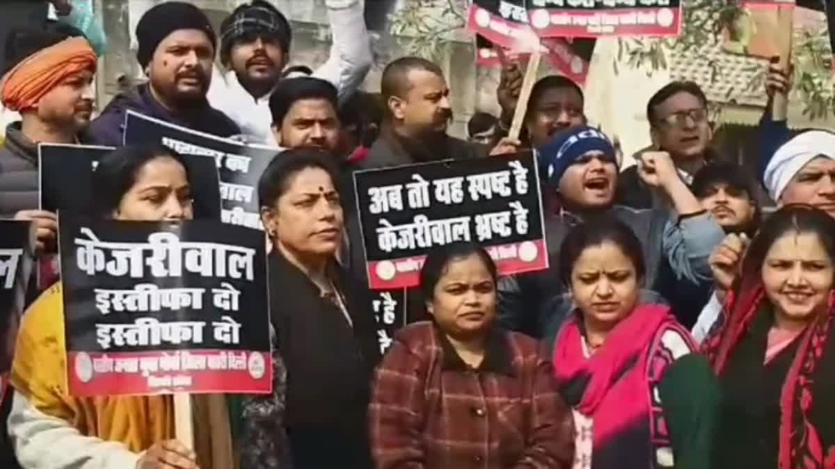 किराड़ी में सीएम केजरीवाल को दिखाए काले झंडे