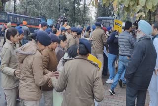 AAP councilors and workers clash with police, police arrest AAP leaders