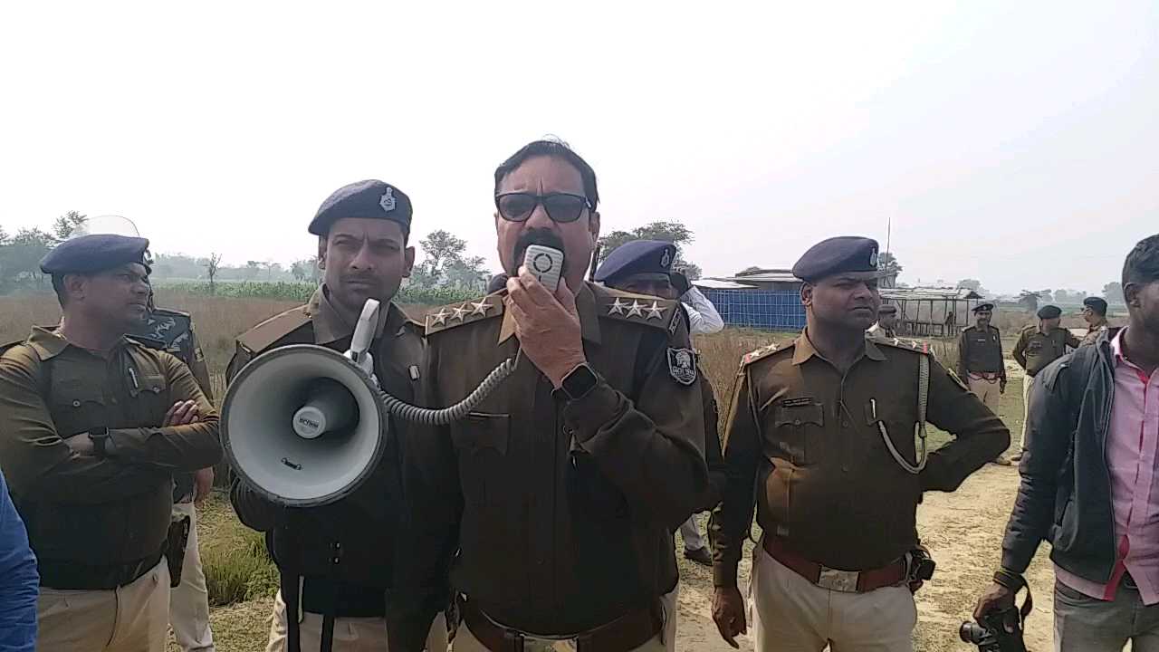 माइकिंग करती पुलिस.