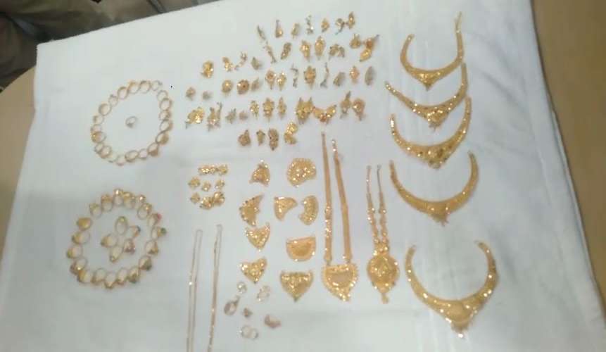 Gold Jewellery Loot From Shop Owner