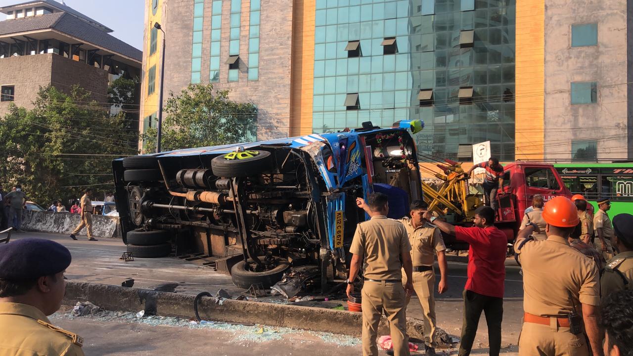 PRIVATE BUS ACCIDENT KOZHIKODE  സ്വകാര്യബസ് അപകടം കോഴിക്കോട്  BUS ACCIDENT MAVOOR  ബസ് നിയന്ത്രണം വിട്ട് മറിഞ്ഞു