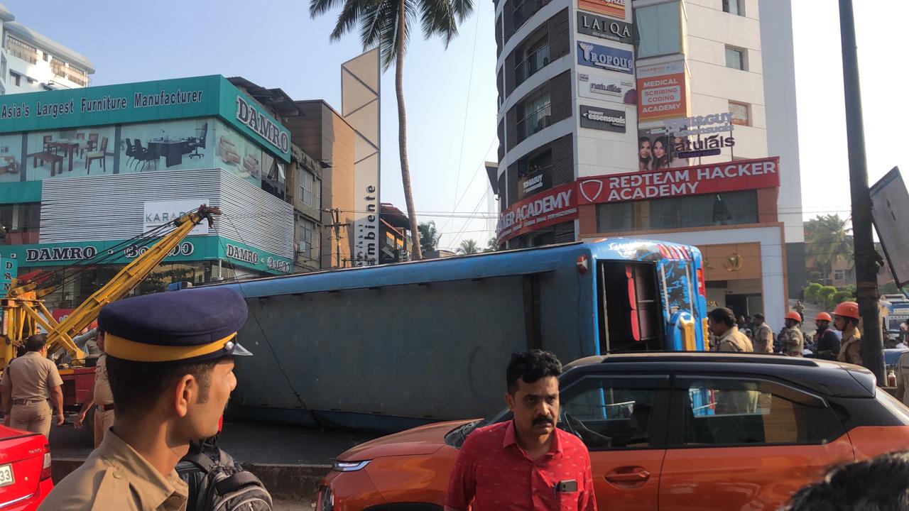 PRIVATE BUS ACCIDENT KOZHIKODE  സ്വകാര്യബസ് അപകടം കോഴിക്കോട്  BUS ACCIDENT MAVOOR  ബസ് നിയന്ത്രണം വിട്ട് മറിഞ്ഞു