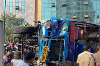 PRIVATE BUS ACCIDENT KOZHIKODE  സ്വകാര്യബസ് അപകടം കോഴിക്കോട്  BUS ACCIDENT MAVOOR  ബസ് നിയന്ത്രണം വിട്ട് മറിഞ്ഞു