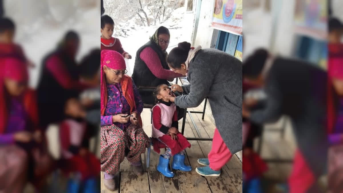 Fulfilling the commitment to their duties, Asha workers completed the Pulse Polio Campaign in heavy snowfall in Himachal Pradesh’s Kullu on Sunday.