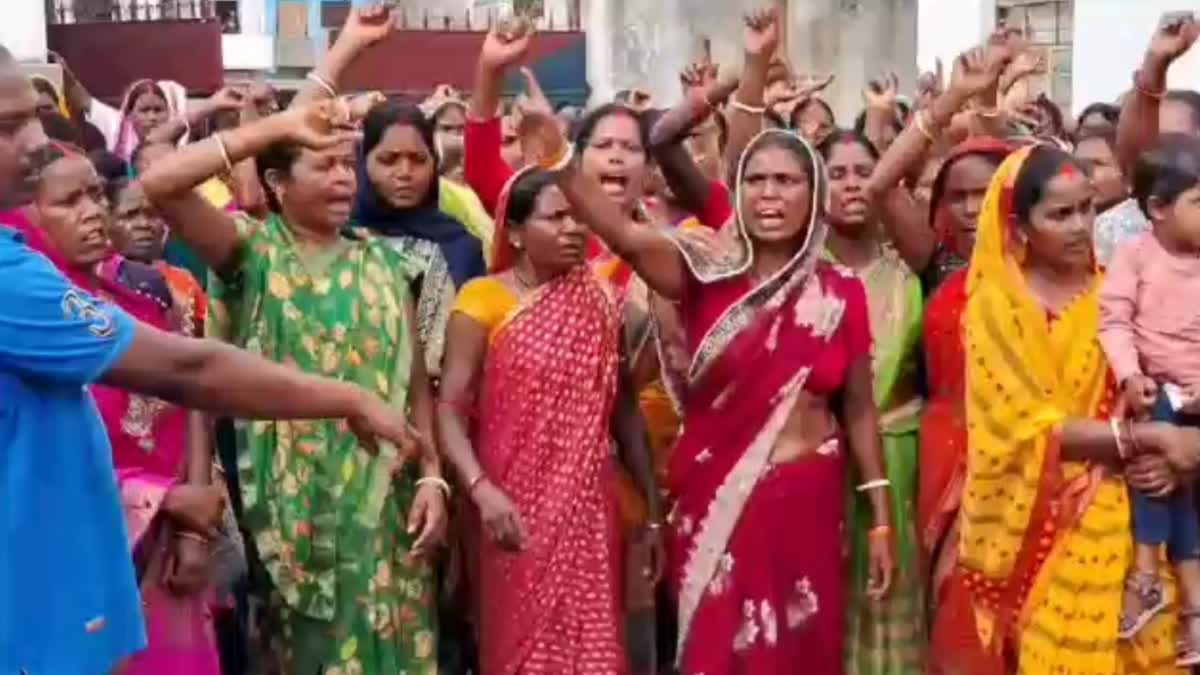 Women protest in front of Topchanchi police station in Dhanbad over child murder