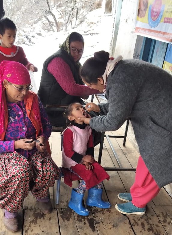 गांव-गांव जाकर आशा वर्कर ने बच्चों को पिलाई पोलियो ड्रॉप