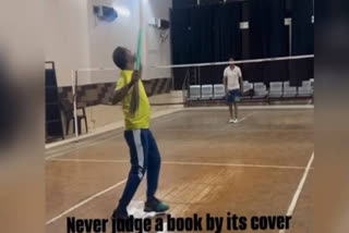 A video of a man playing badminton with a broom is making rounds on social media and attracting netizens. This video shared by a young man named Jatin Sharma with the name 'Badminton Lovers' on Instagram has gone viral.