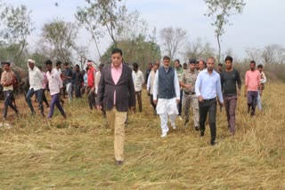 datia collector met farmers