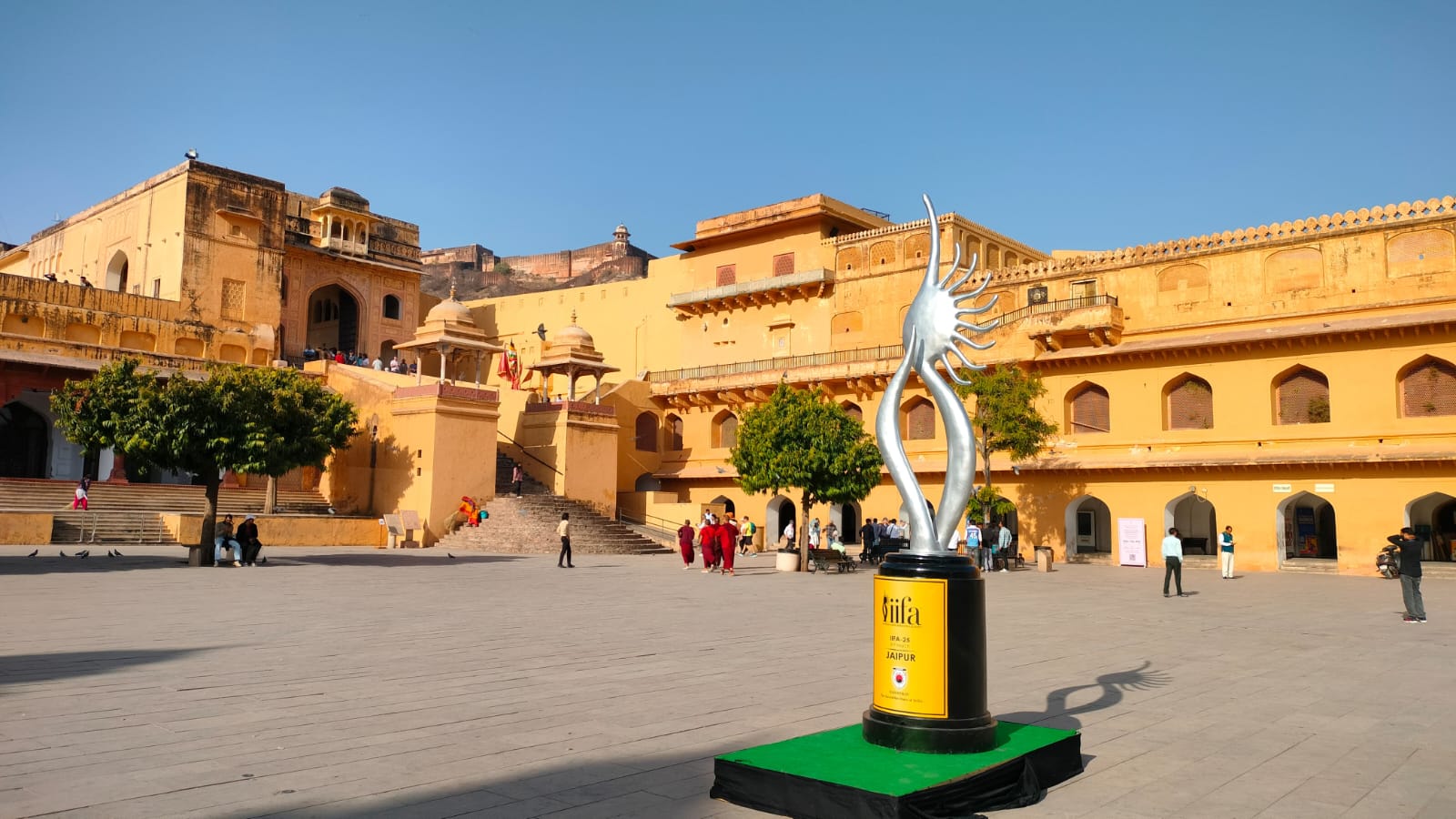 पर्यटकों की आकर्षण का केंद्र बन रही आईफा ट्रॉफी, मनाया जाएगा शोले फिल्म के 50 साल का जश्न