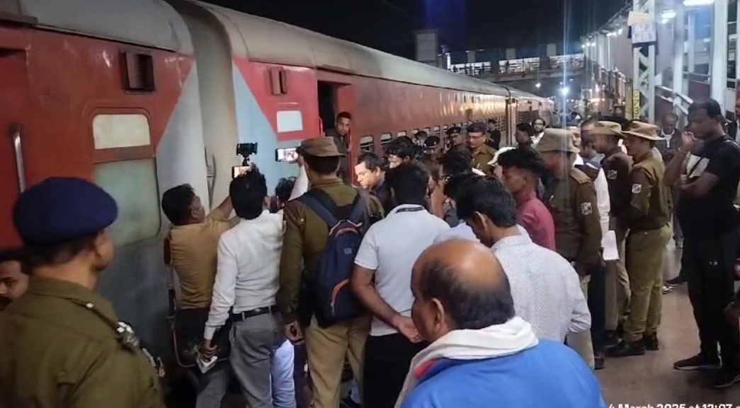 स्टेशन पर मची रही अफरातफरी.