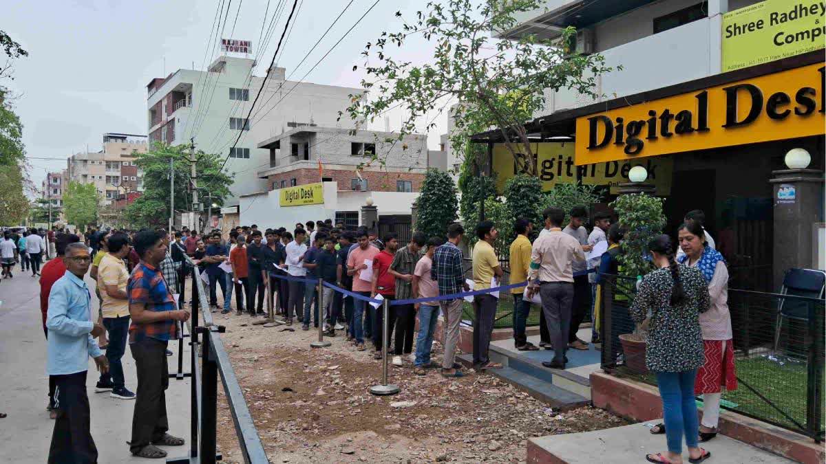 Long Queues at JEE Main Session 2 Exam Centres For Biometric Attendance Issues