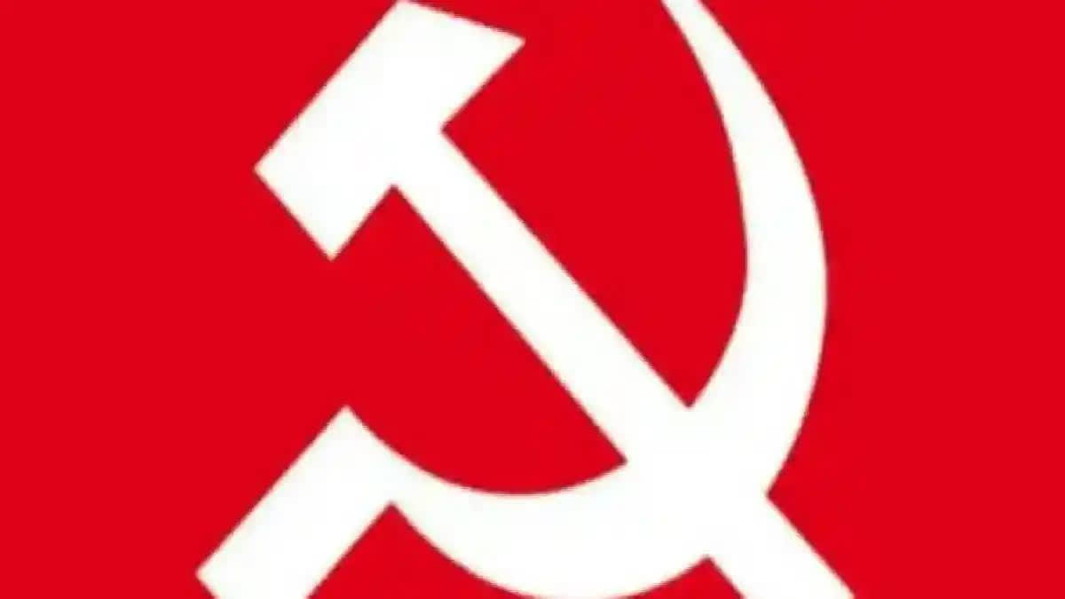 Senior CPI (M) leader and former general secretary of the party Prakash Karat while talking to ETV Bharat admitted that youths nowadays remain busy with their mobile phones. So, it’s a better idea to intensify the party's election campaign through the web. Report ETV Bharat’s Gautam Debroy.