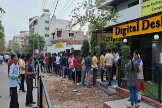 Long Queues at JEE Main Session 2 Exam Centres For Biometric Attendance Issues