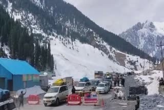 srinagar-leh-highway-reopens-for-one-way-traffic-after-6-days