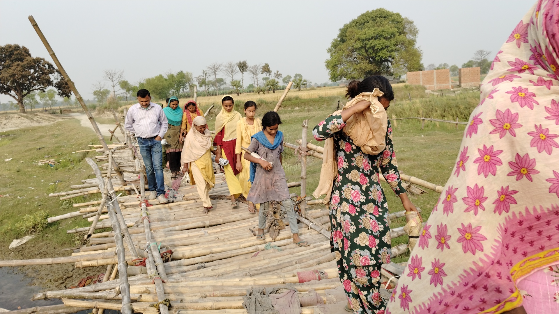 बगहा में चचरी पुल को पार करते ग्रामीण