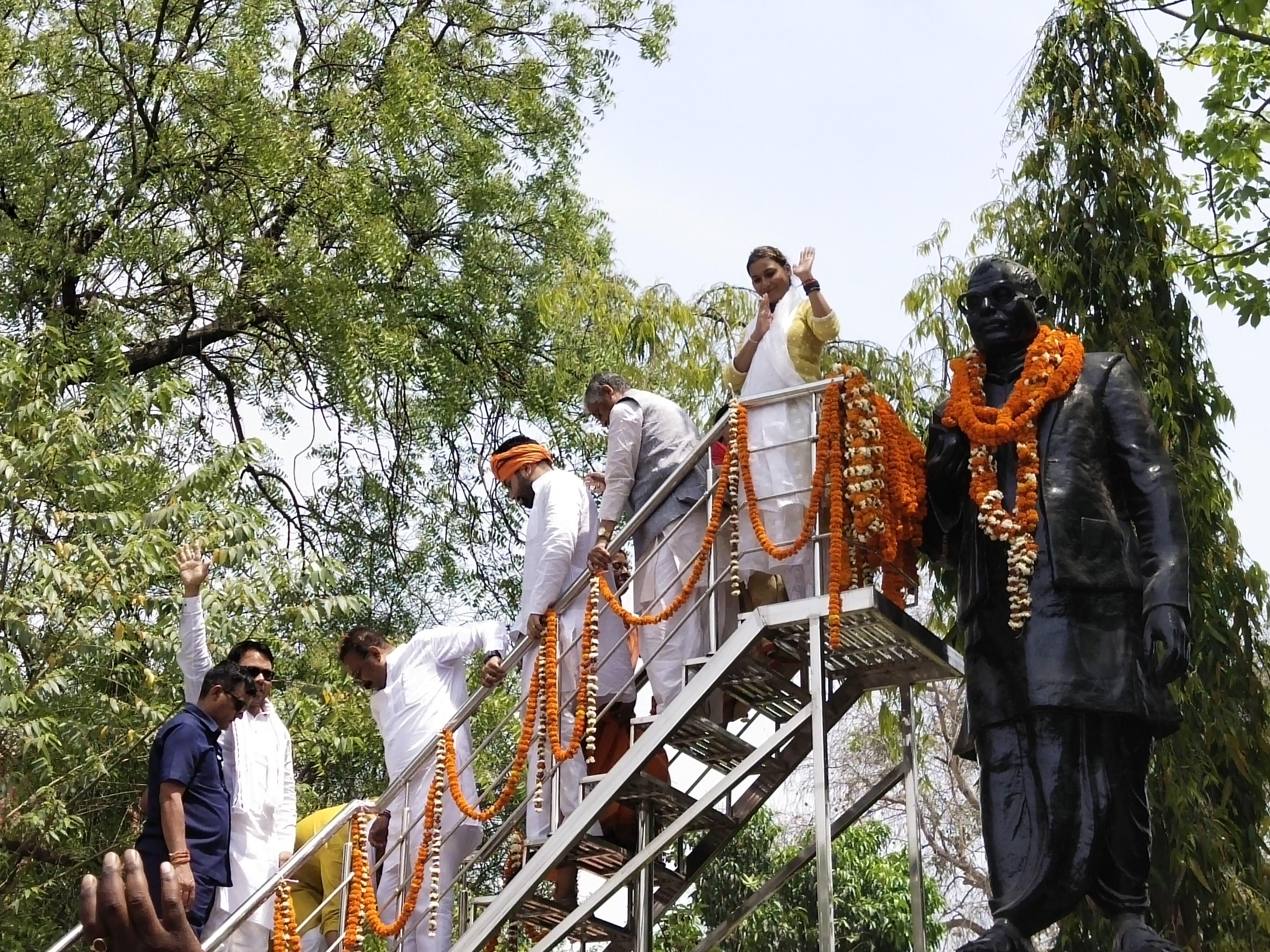 भीमराव अंबेडकर की प्रतिमा पर माल्यार्पण