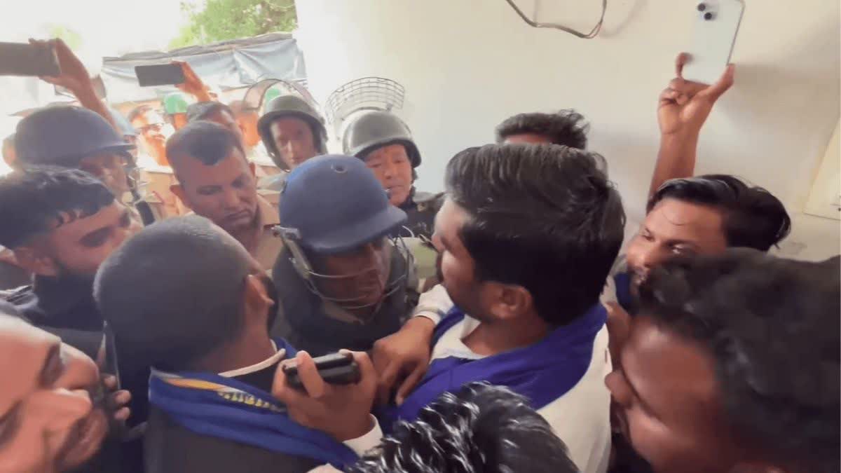 پولیس نے منجیت نوٹیال کو وزیراعظم کی رہائش گاہ کا گھیراؤں کرنے سے روک دیا