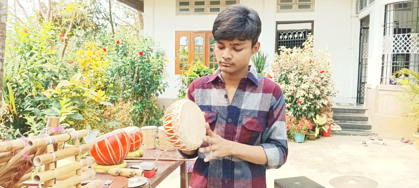 abhinav-duwerah-young-boy-from-golaghat-has-mastered-the-art-of-playing-folk-as-well-as-western-instruments