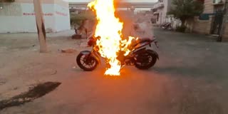 मोटरसाइकिल में लगी भीषण आग
