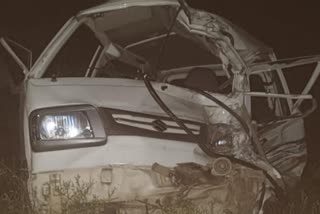 Car collided with truck in chhindwara