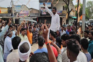Local officials addressing the workers during the closure of the market in Kotra.