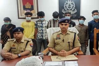 पुलिस ने पत्नी सहित सात आरोपियों को गिरफ्तार किया.