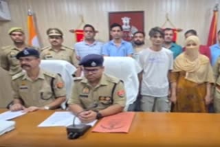 पुलिस ने पति-पत्नी को गिरफ्तार किया.