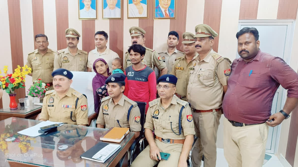 परिजनों के साथ मासूम व पुलिस अधिकारी