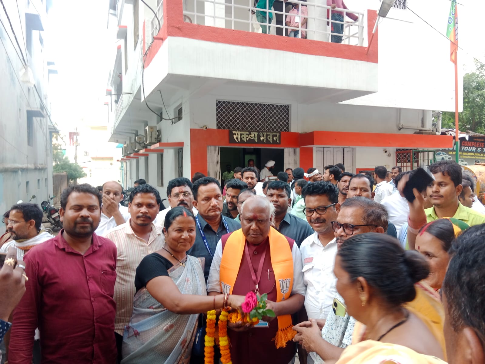 Chintamani Maharaj greeting the people