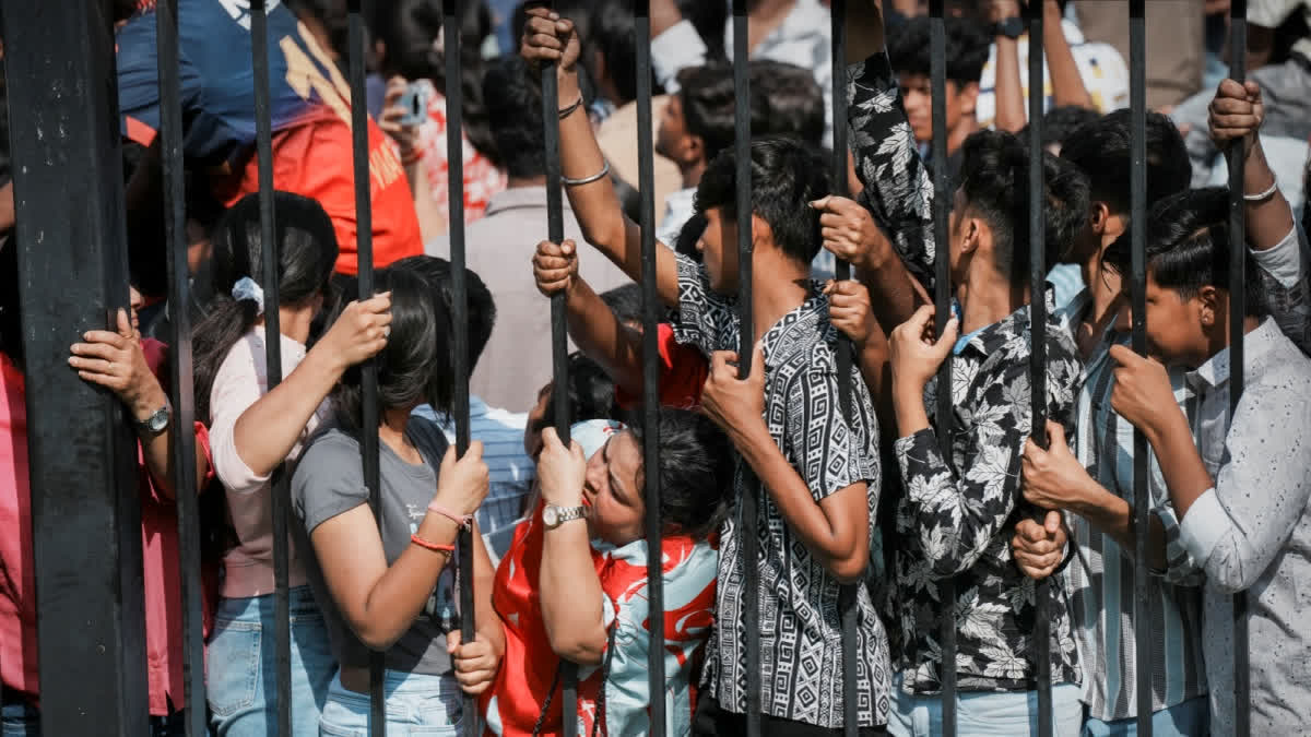 बेंगलुरु के चिन्नास्वामी स्टेडियम में मची भगदड़, 1 महिला समेत 4 RCB फैंस की  हुई मौत, 15 घायल