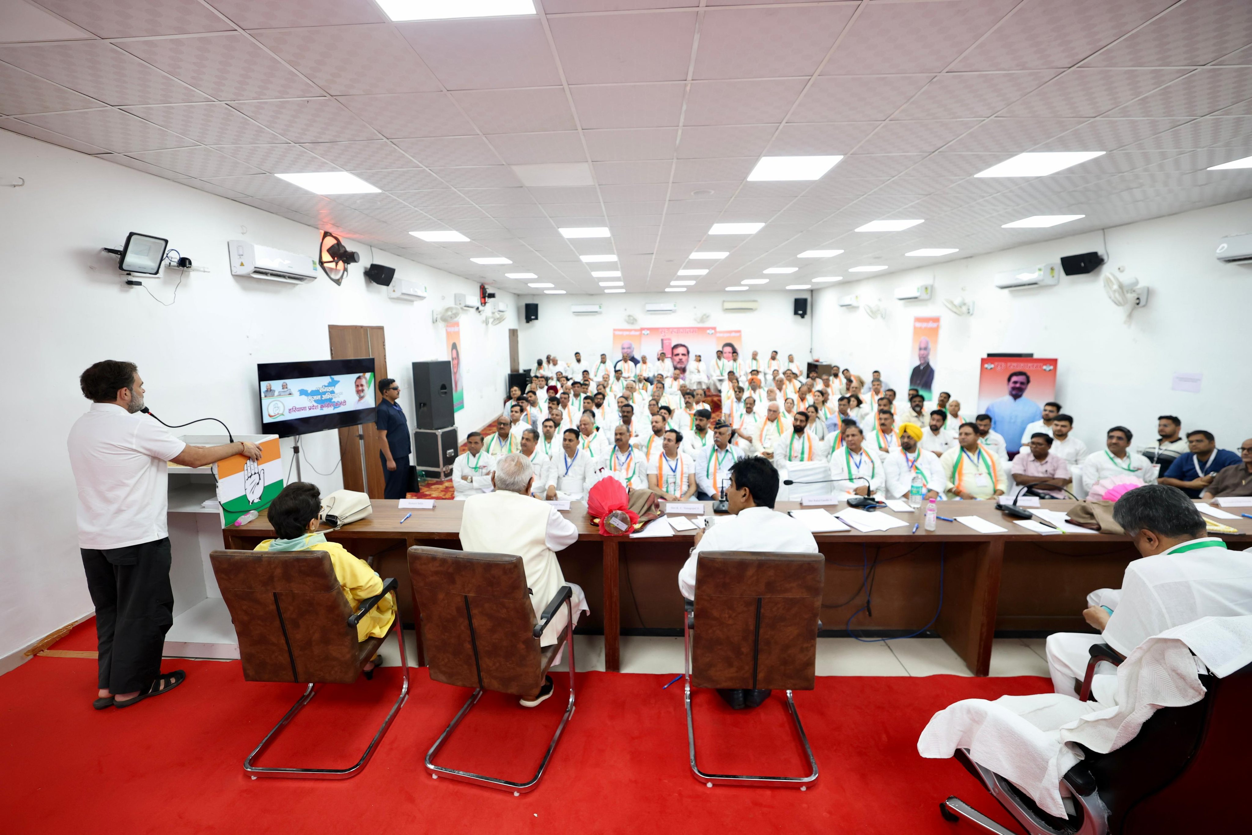 https://etvbharatimages.akamaized.net/etvbharat/prod-images/04-06-2025/24308850_rahul-gandhi-meeting-with-haryana-congress-leaders-in-chandigarh-showed-strictness-regarding-factionalism_4.jpg