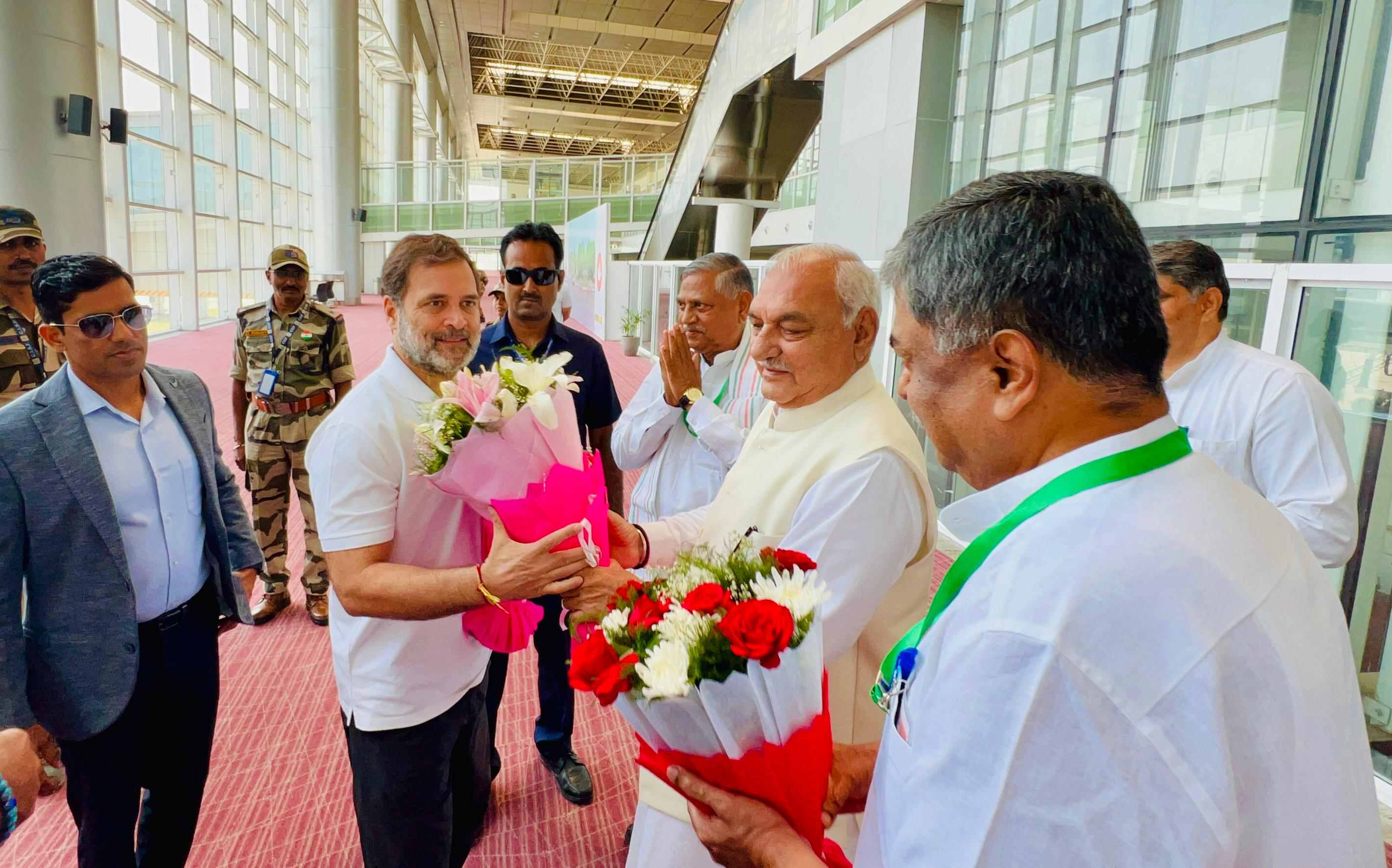 https://etvbharatimages.akamaized.net/etvbharat/prod-images/04-06-2025/24308850_rahul-gandhi-meeting-with-haryana-congress-leaders-in-chandigarh-showed-strictness-regarding-factionalism_4.jpg