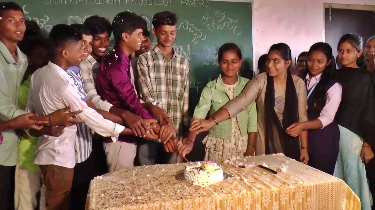 RCB WINS IPL TROPHY: FAN SERVES DELICIOUS FOOD TO STUDENTS AND STAFF OF COLLEGE