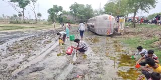 Amethi Villagers Looted Oil Fill in Bucket