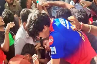 கூட்ட நெரிசலில் சிக்கி 2 பேர் உயிரிழப்பு