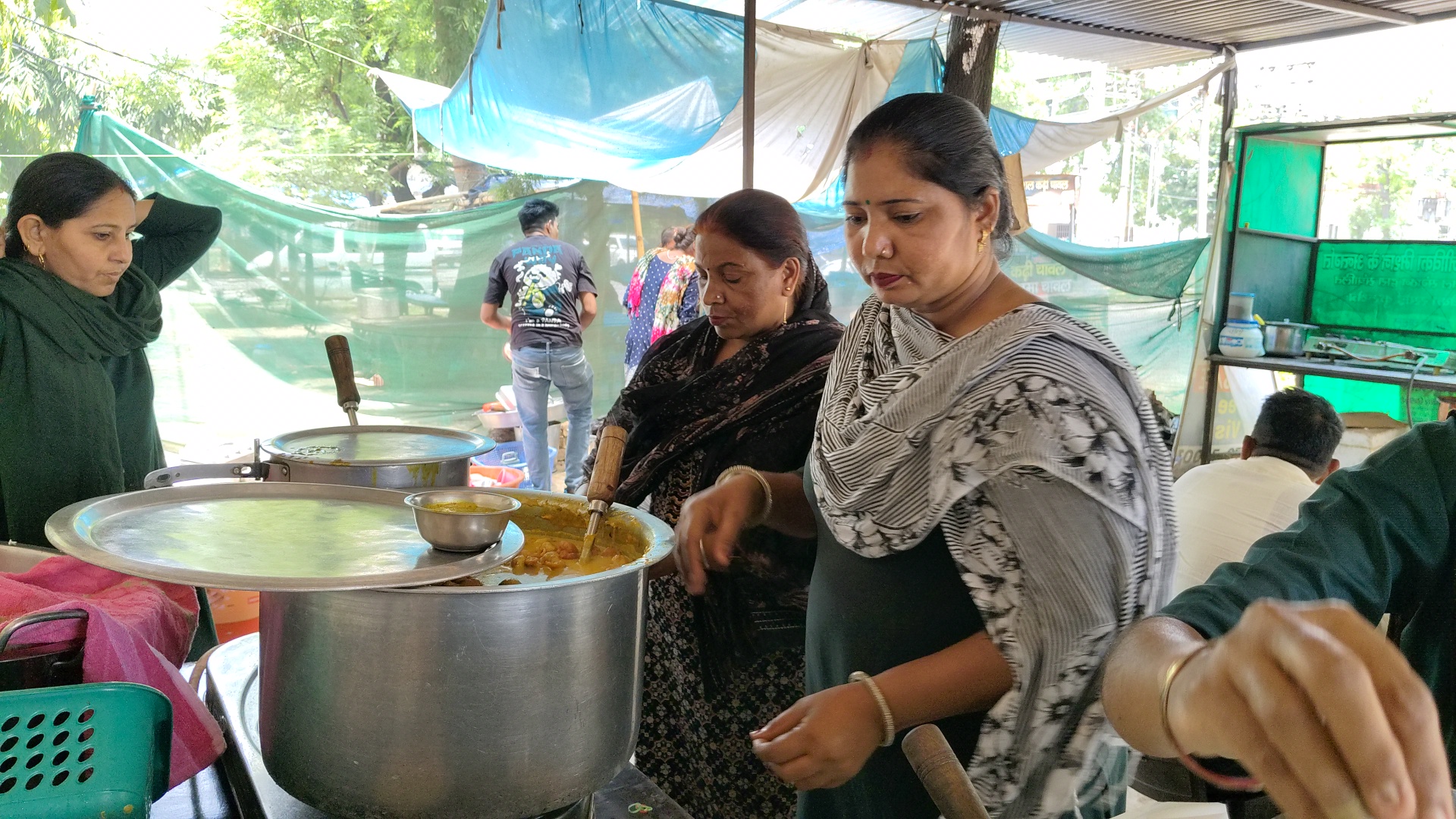 Success Story Kurukshetra Two friends are earning lakhs of rupees from Annapurna Ajeevika Kitchen providing employment to more than 12 women