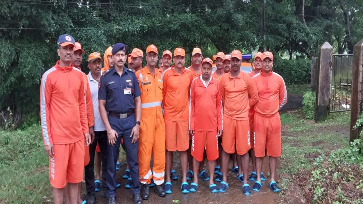 kerala rain  idukki  red alert idukki district  rain kerala  kerala rains  kerala news  idukki news  idukki district  weather update  ഇടുക്കിയില്‍ റെഡ് അലര്‍ട്ട്  ഇടുക്കി  ഇടുക്കി ജില്ല  റെഡ് അലര്‍ട്ട്  കേരളം  മഴ  ദേശീയ ദുരന്ത നിവാരണ സേന