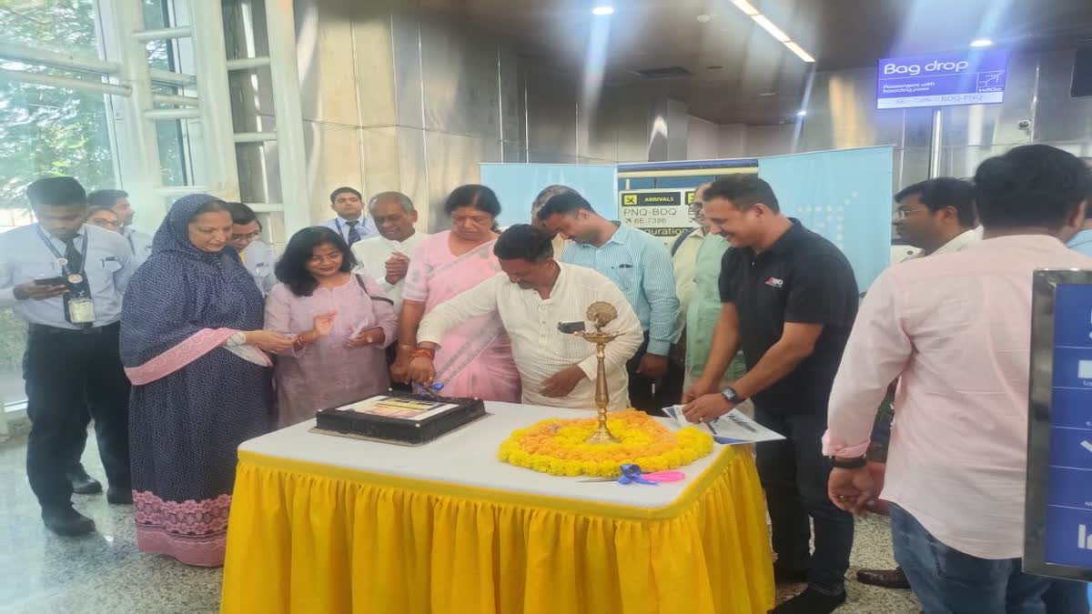 Vadodara Airport : વડોદરાથી પૂનાની નવી ફ્લાઇટ શરૂ, સાંસદે કેક કાપી પ્રવાસીઓને મોં મીઠું કરાવીને વેલકમ કર્યું