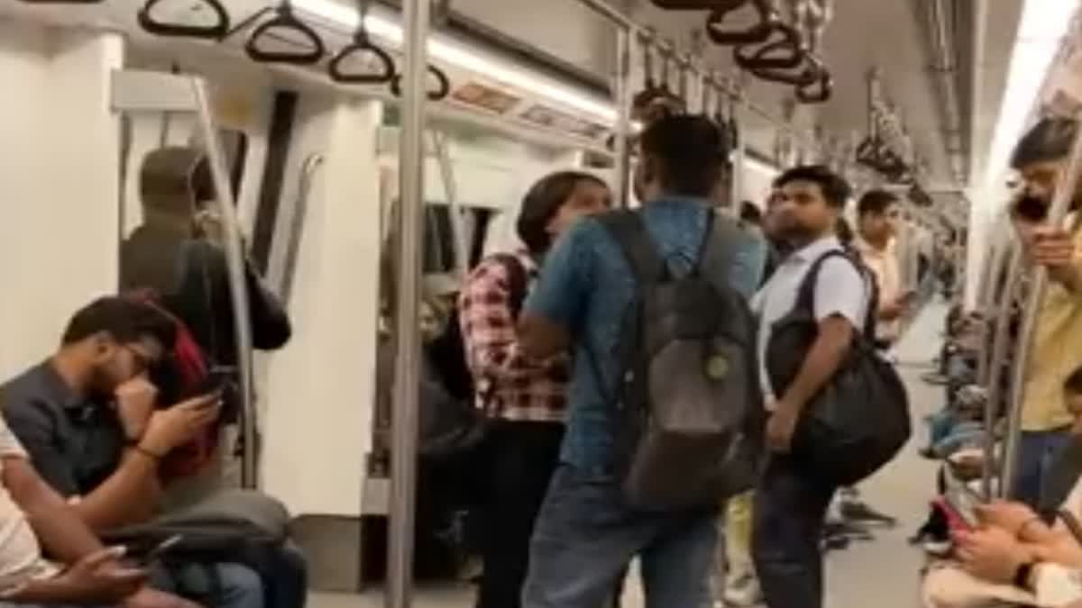 delhi metro viral video