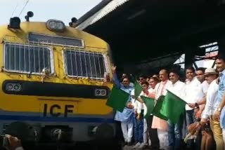 डेमू ट्रेन को दिखाई हरी झंडी