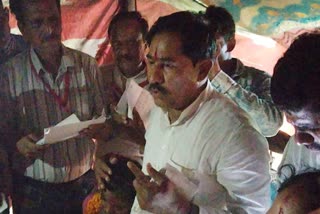 Datia News Minister Dhakad reached hut of girl