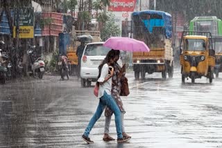 കണ്ണൂർ ജില്ലയിലും റെഡ് അലർട്ട്  Kerala Rain Update  സംസ്ഥാനത്ത് അടുത്ത അഞ്ച് ദിവസത്തേക്ക് മഴ തുടരും  മഴ  മഴ മുന്നറിയിപ്പ്  ന്യുനമര്‍ദ്ദ പാത്തി  കേന്ദ്ര കാലാവസ്ഥ വകുപ്പ്  Red alert in Kannur  റെഡ് അലർട്ട്