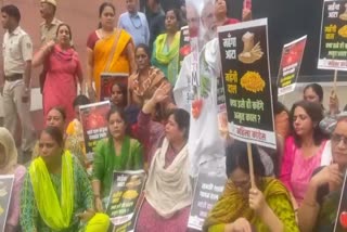 कांग्रेस की महिला कार्यकर्ताओं का प्रदर्शन