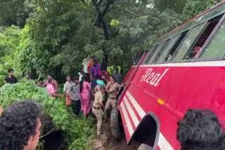 Bus accident in Kunnamkulam Thrissur  ബസ് വയലിലേക്ക് മറിഞ്ഞു  നിയന്ത്രണം വിട്ട ബസ് വയലിലേക്ക് മറിഞ്ഞു  കുന്നംകുളം മത്സ്യ മാര്‍ക്കറ്റ്  തൃശൂർ വാര്‍ത്തകള്‍  ബസ് അപകടം  ബസ് കൂട്ടിയിടിച്ചു  ബസുകള്‍ കൂട്ടിയിടിച്ചു  വാഹനാപകടം  kerala news updates  latest news in kerala