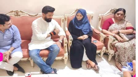 Paswan met Hina Shahab