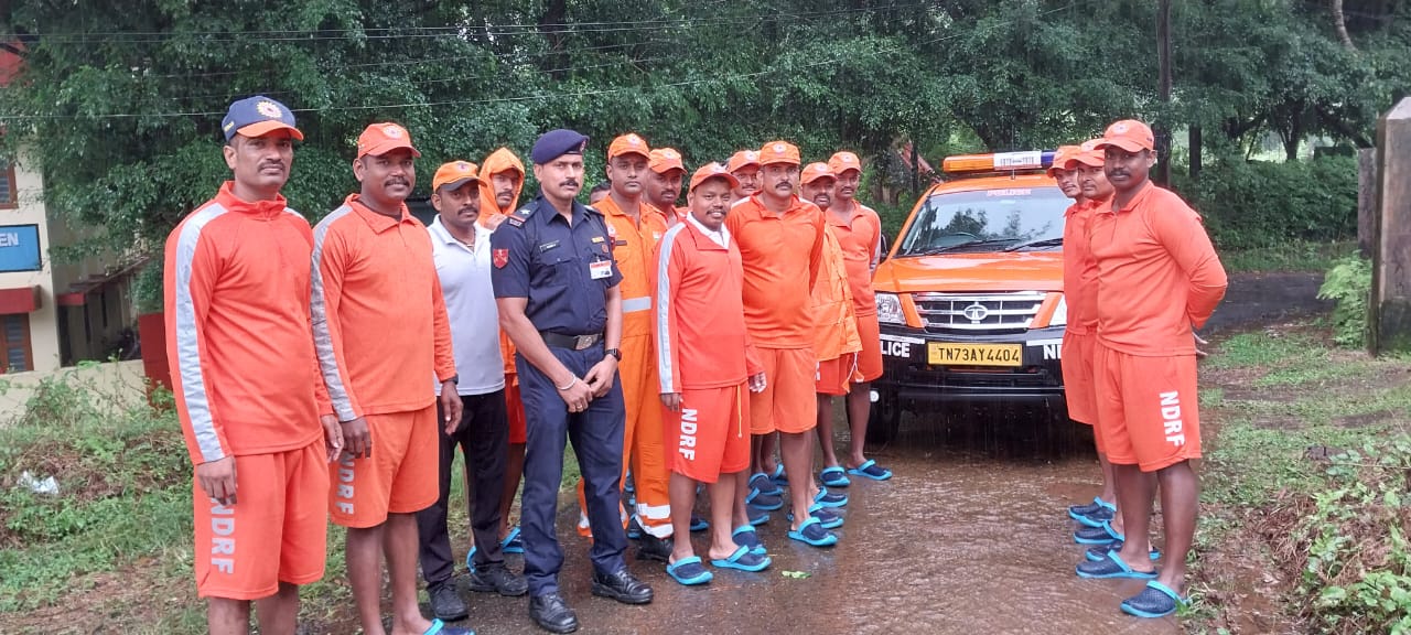 kerala rain  idukki  red alert idukki district  rain kerala  kerala rains  kerala news  idukki news  idukki district  weather update  ഇടുക്കിയില്‍ റെഡ് അലര്‍ട്ട്  ഇടുക്കി  ഇടുക്കി ജില്ല  റെഡ് അലര്‍ട്ട്  കേരളം  മഴ  ദേശീയ ദുരന്ത നിവാരണ സേന