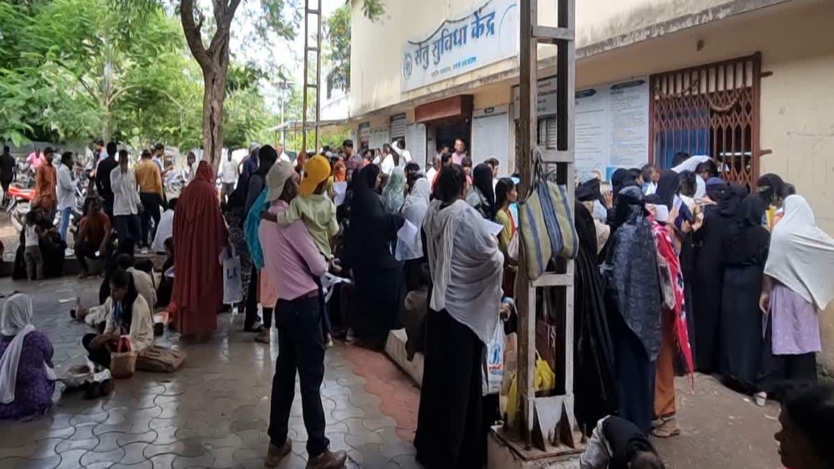 Women throng government office for Ladli Behna Yojana in Aurangabad